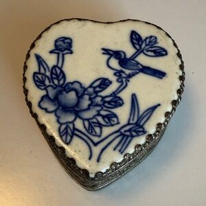Vintage Heart-Shaped Chinese Porcelain Lip Trinket Box with Blue Floral Design